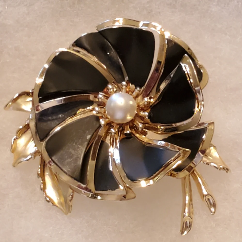 MCM Vintage Gold Tone & Black Matte Flower w/ Faux Pearl Accent Brooch